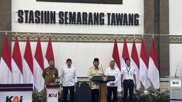 Prabowo Tiba di Stasiun Semarang Tawang, Antusiasme Warga Warnai Kedatangan Presiden