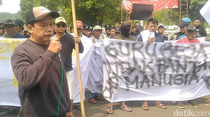 Massa Geruduk Kantor Bupati Pekalongan, Desak Tindakan Tegas atas Dugaan Asusila Kepsek dan Guru