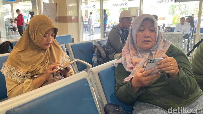 Khusnul Menanti Kabar Kakaknya yang Jadi Penumpang KM Virgo Transport